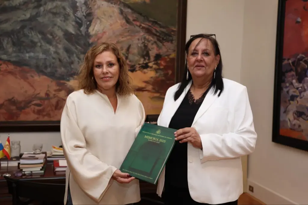 Entrega de la memoria anual de la Fiscalía en el Parlamento de Canarias. Imagen Parlamento de Canarias