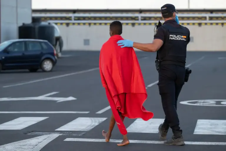 Migraciones pide a Canarias «lealtad institucional» en el traslado de los menores