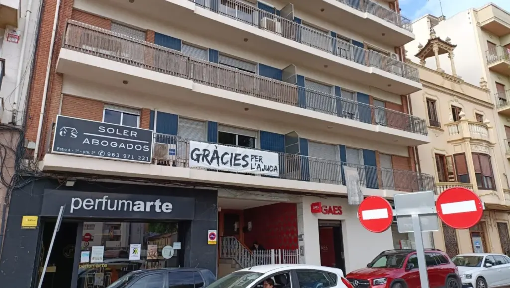 Mensaje en memoria de lo sucedido colgado en un edificio de Valencia. Imagen: Samuel Alonso