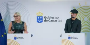 La consejera de Sanidad, Esther Monzón, y el vocalista de Efecto Pasillo, Iván Torres, presentan el videoclip A pie de vida (08/10/25)