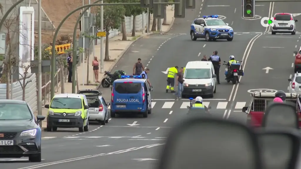 Accidente de tráfico entre un motorista y un turismo