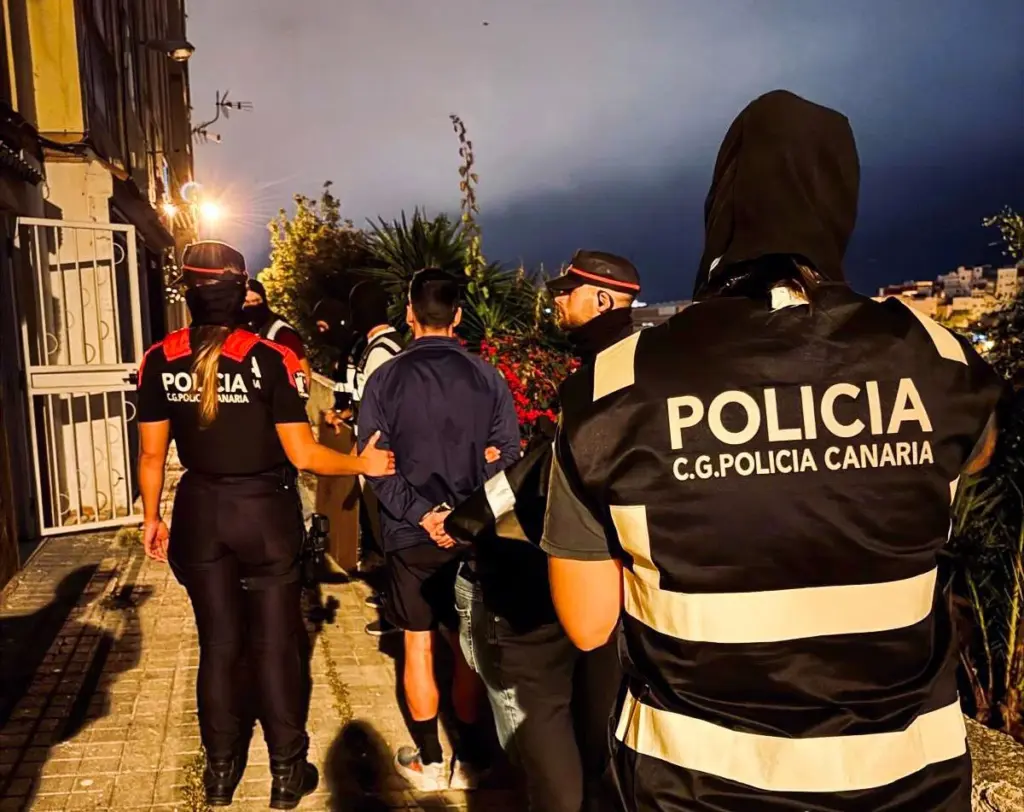 Momento de la detención por parte de agentes del Cuerpo General de la Policía Canaria