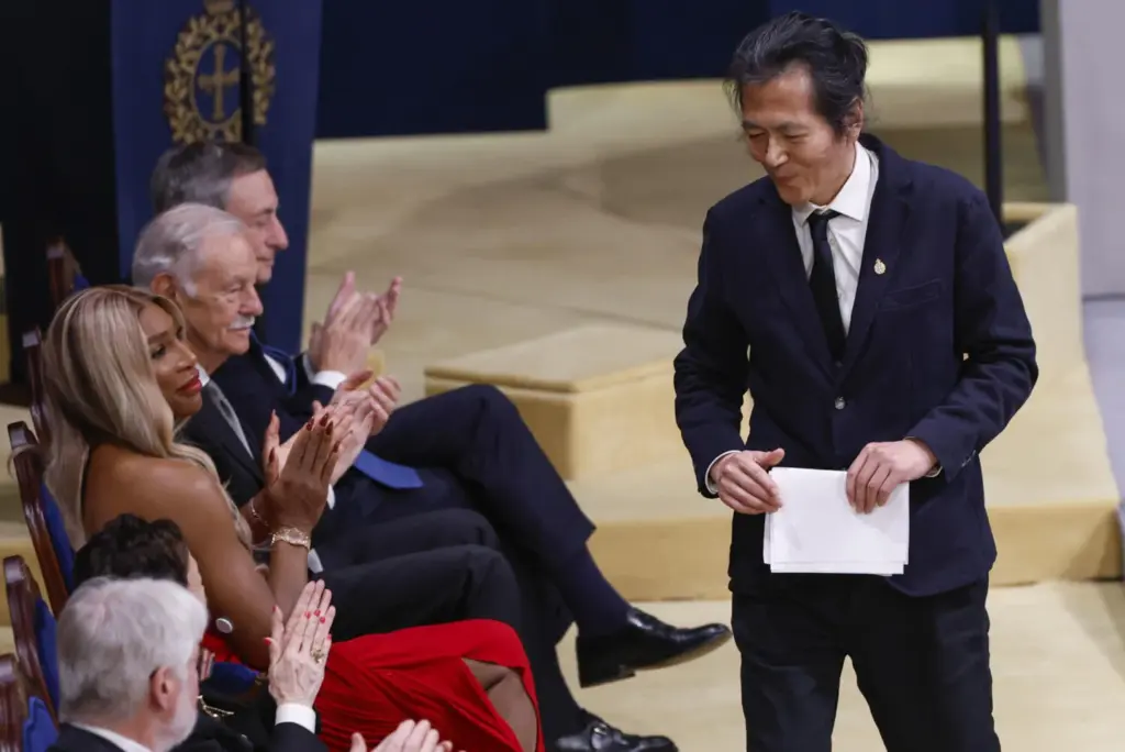 Felipe VI y la princesa Leonor reflexionan sobre la convivencia democracia y la diversidad en los Premios Princesa de Asturias 2025