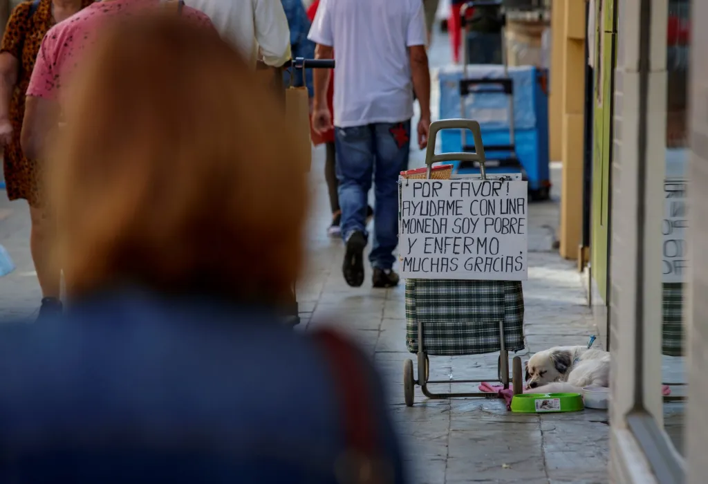 La brecha norte-sur de la pobreza: el 45% de los españoles viven con menos de 644 euros al mes. Imagen de archivo. EFE.
