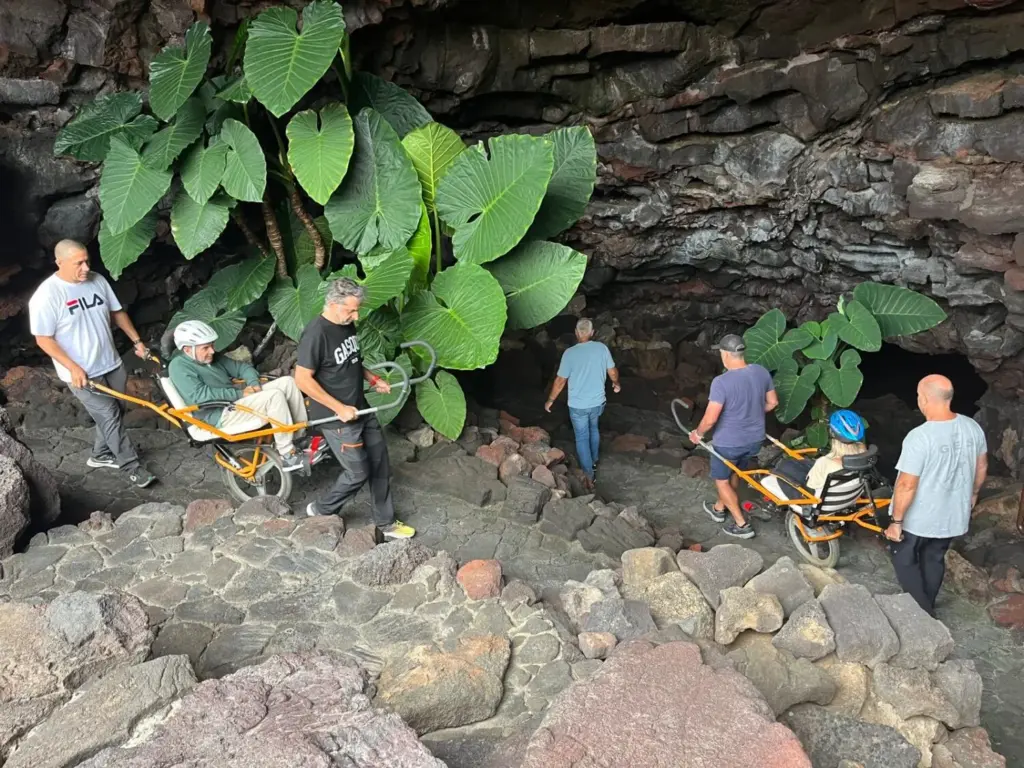 Por primera vez, en sus más de 50 años de historia, la emblemática Cueva de los Verdes ha acogido una ruta adaptada