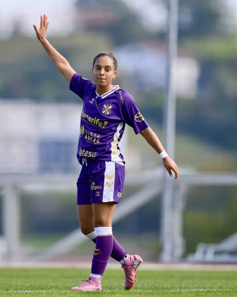 Sakina Ouzraoui, jugadora del CD Tenerife Femenino, y autora del primer tanto de las blanquiazules frente a la Real Sociedad Femenino / Liga F