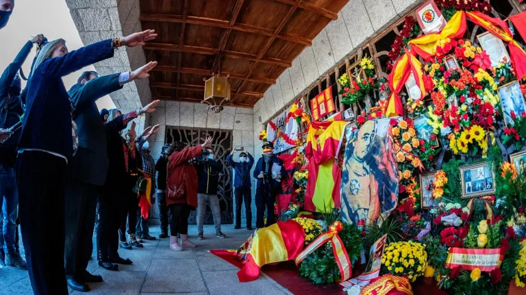 El Gobierno inicia el proceso de extinción de la Fundación Franco. Imagen de simpatizantes ante un monumento a Franco. EFE