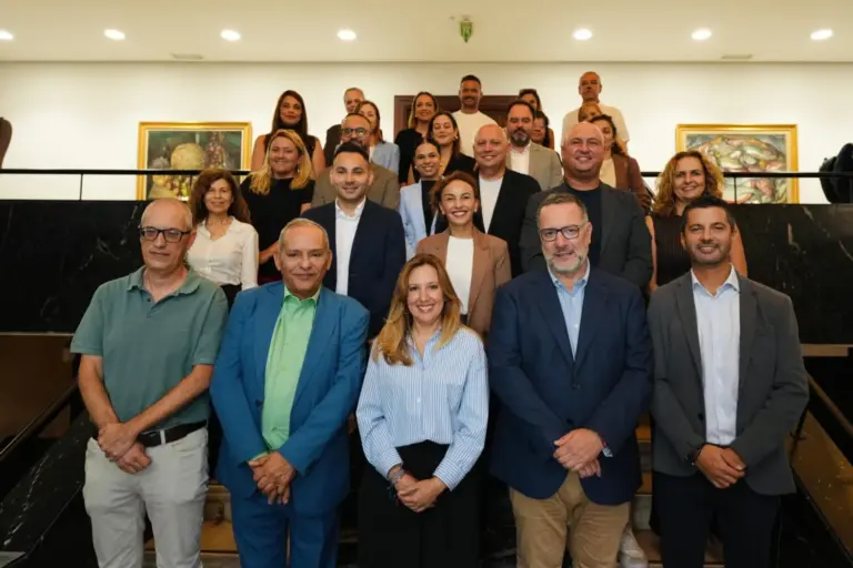 Convenio para construir espacios de sombra en medio centenar de centros educativos del sur de Tenerife