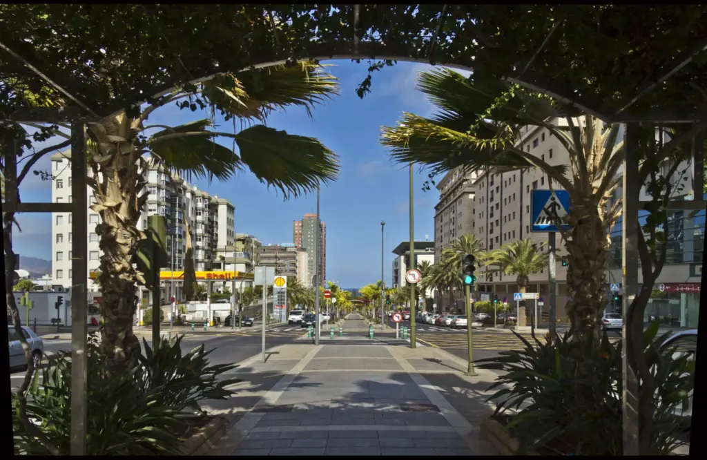 Avenida Tres de Mayo de Santa Cruz de Tenerife. Por Koppchen - Trabajo propio, CC BY 3.0, https://commons.wikimedia.org/w/index.php?curid=21432570