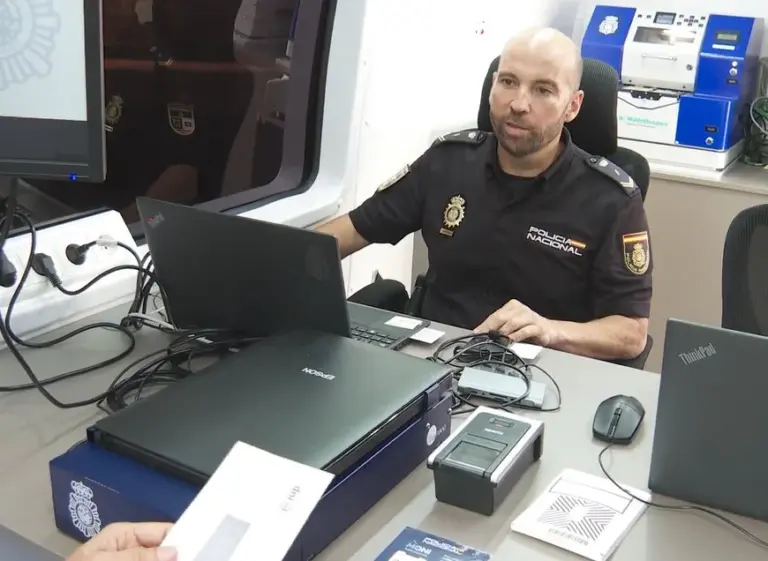 Tres unidades móviles recorrerán los municipios canarios para tramitar el DNI y el pasaporte