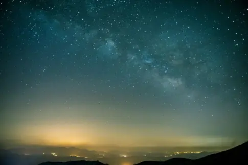 Una semana perfecta para mirar al cielo: lluvia de estrellas, cometas y la Vía Láctea