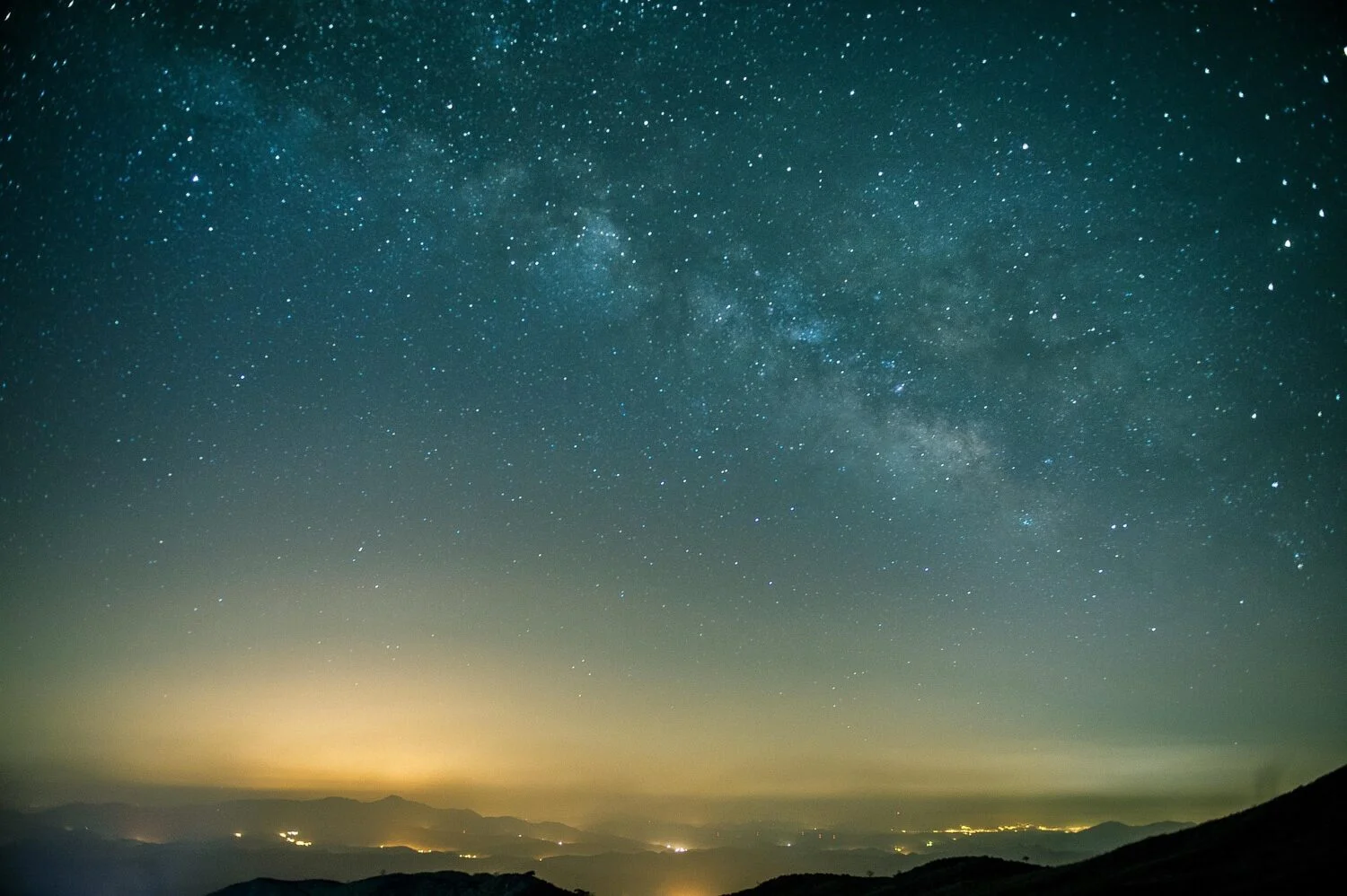 Una semana perfecta para mirar al cielo: lluvia de estrellas, cometas y la Vía Láctea
