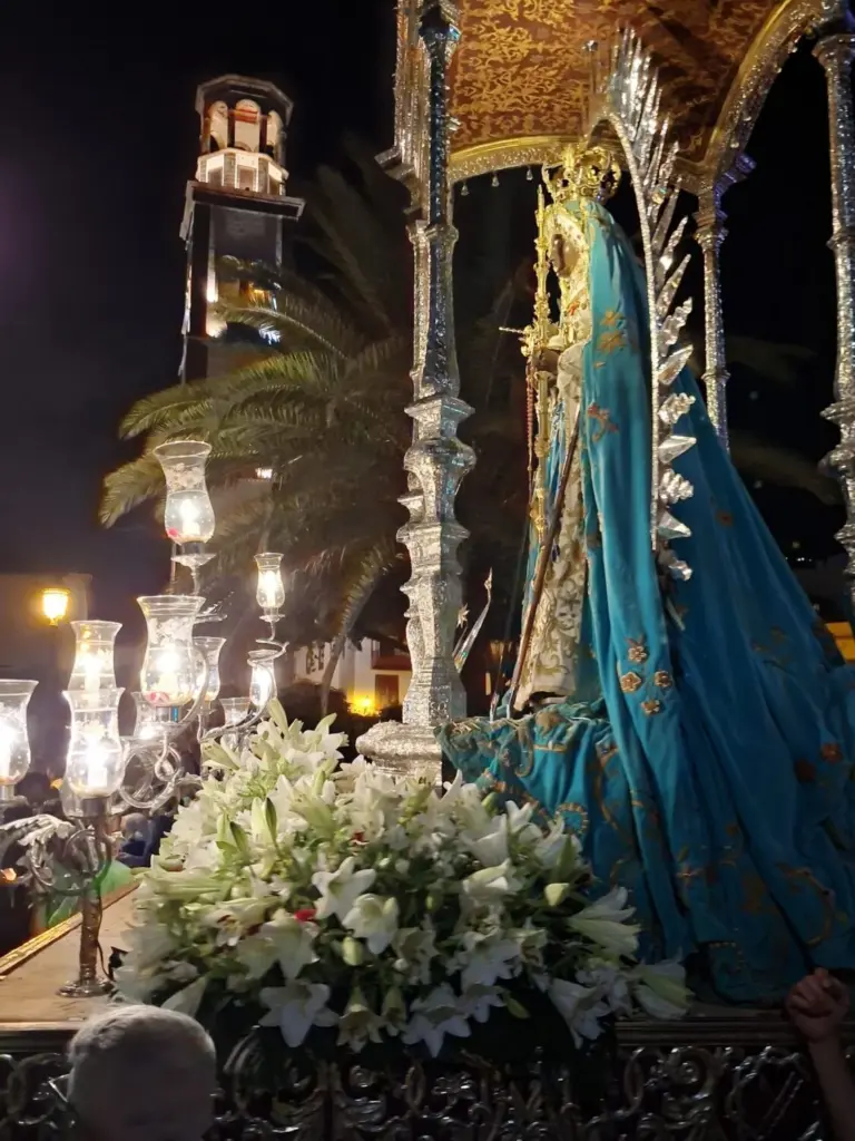 La Virgen de Candelaria pasa en estos momentos por Bravo Murillo / Ángel Muñiz 