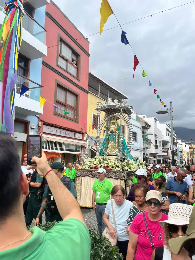 La Virgen de Candelaria a escasos metros de llegar a la Basílica, en calle La Arena