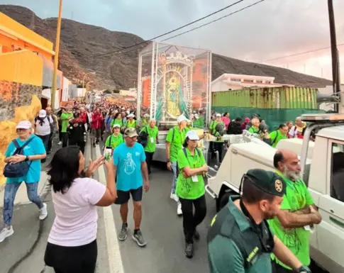 La Virgen de Candelaria ya está de regreso a casa tras su peregrinación nocturna