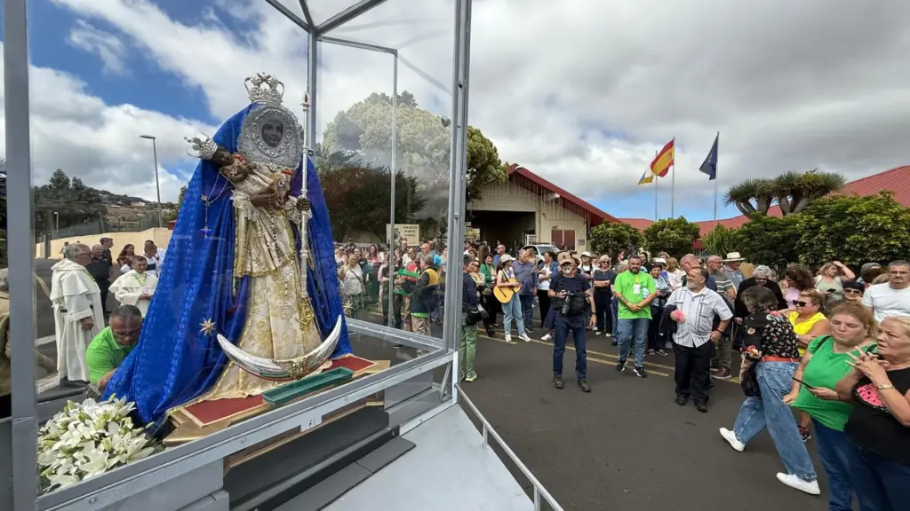 La imagen de la Virgen de Candelaria tras su visita a la prisión Tenerife II