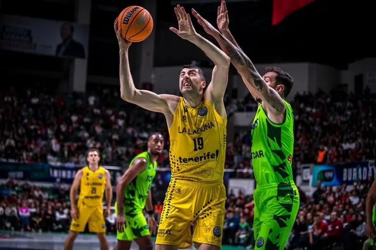 64-81 | El Tenerife consolida su liderato al ganar al Tofas Bursa | J3 Basketball Champions League