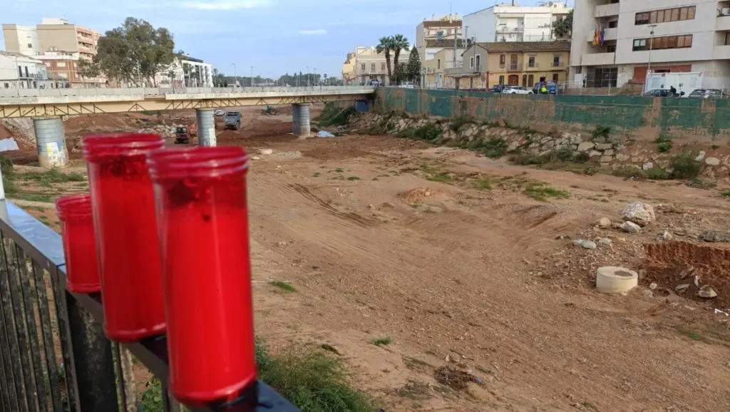 Zona afectada aún por la dana con velas en recuerdo de las víctimas- Imagen: Samuel Alonso