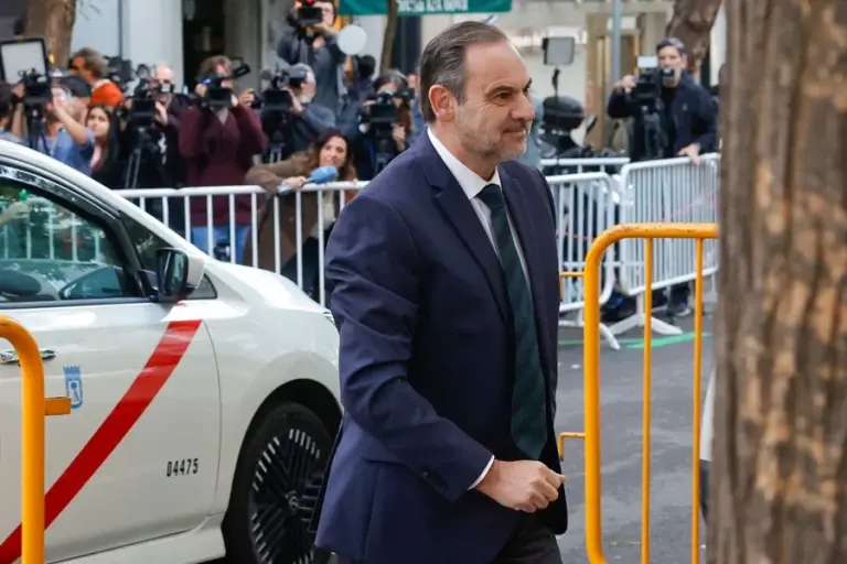 El Tribunal Supremo mantiene en libertad a Ábalos tras negarse a declarar