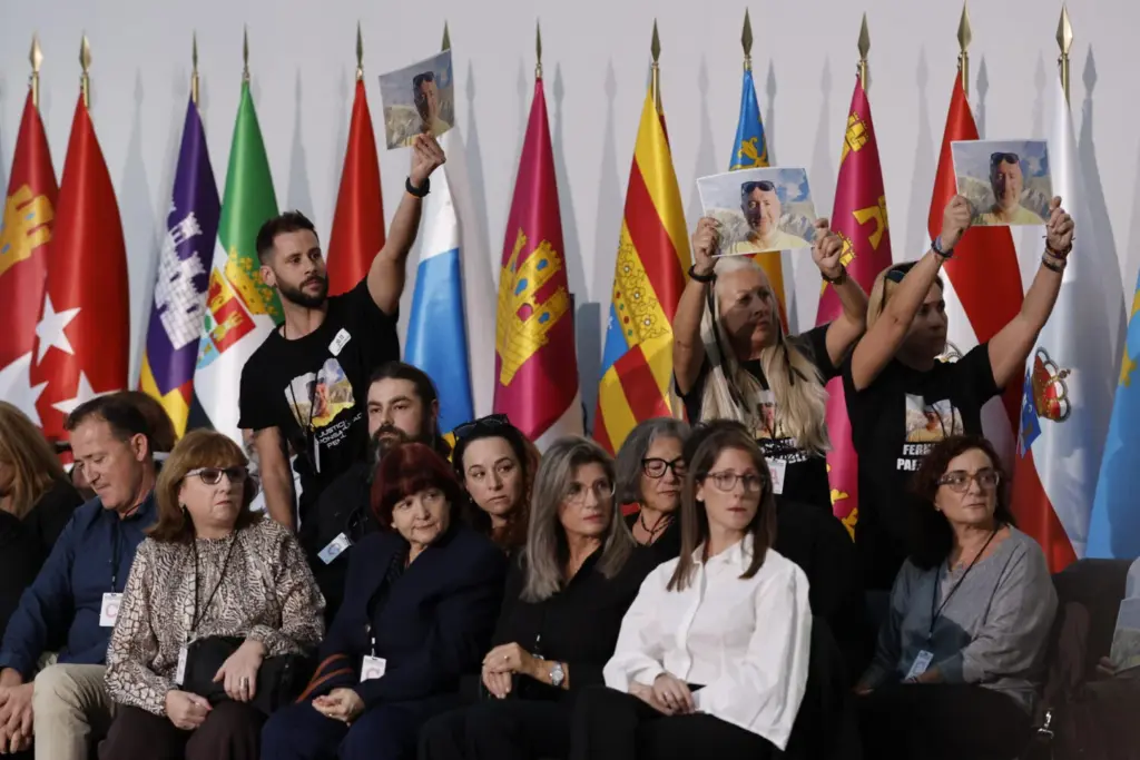 Varios de los familiares de las 237 víctimas de la dana antes del inicio del funeral de Estado celebrado este miércoles en Valencia con motivo del primer aniversario de la tragedia