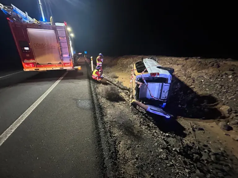 Dos personas afectadas tras un accidente de tráfico de un taxi en Yaiza, Lanzarote