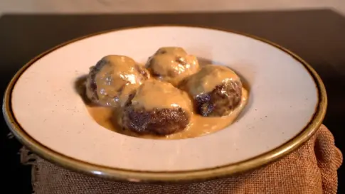 Albóndigas rellenas de manzana con salsa de queso azul | Receta ‘Como en casa’