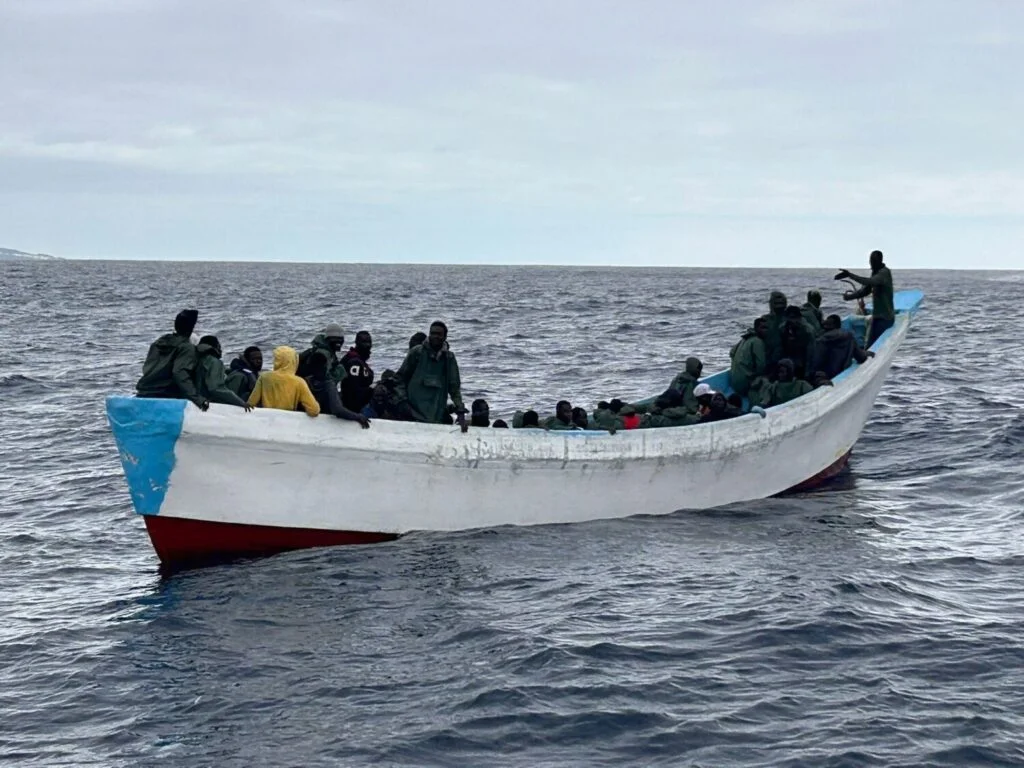 Absuelven a dos acusados de pilotar un cayuco con 51 personas