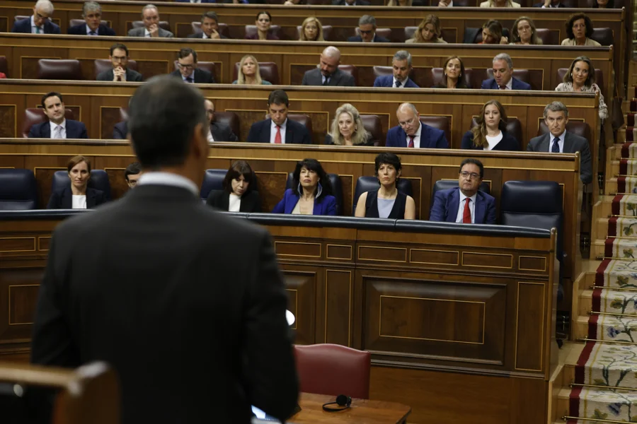 El presidente del Gobierno, Pedro Sánchez (i) da la réplica al líder del PP, Alberto Núñez Fiejóo (d) durante la sesión de control del Gobierno en el Congreso este miércoles. EFE/ Mariscal
