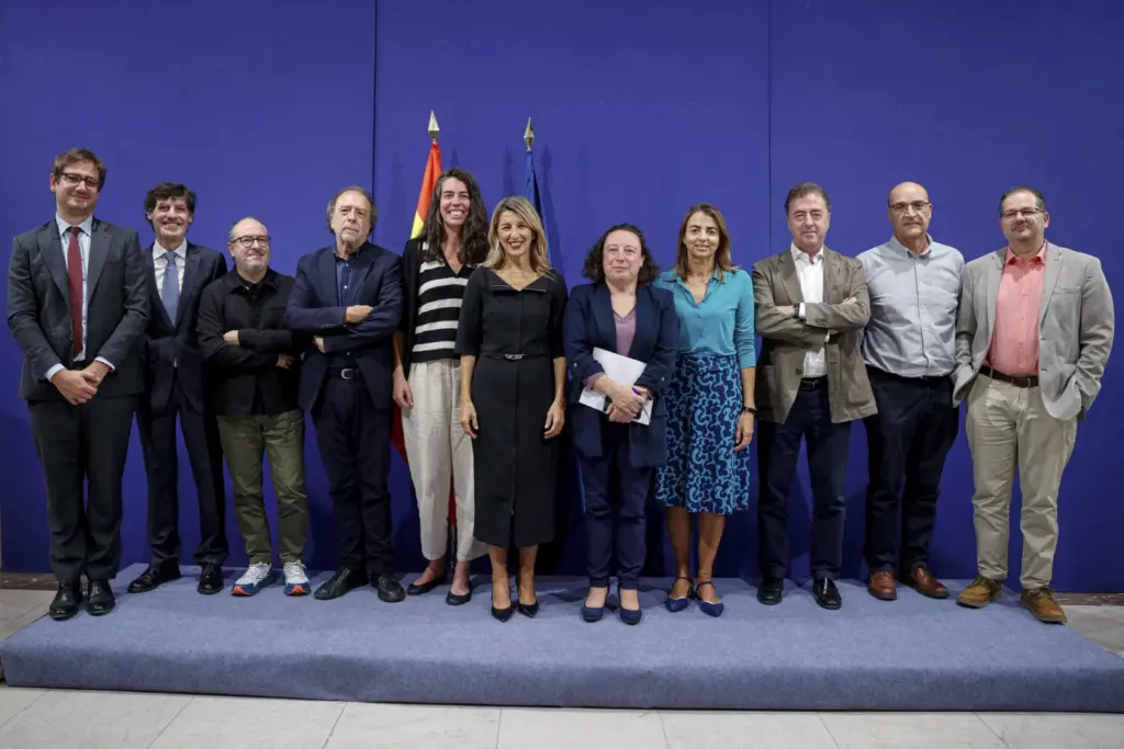 Yolanda Díaz se reúne con el comité de expertos del salario mínimo interprofesional. EFE