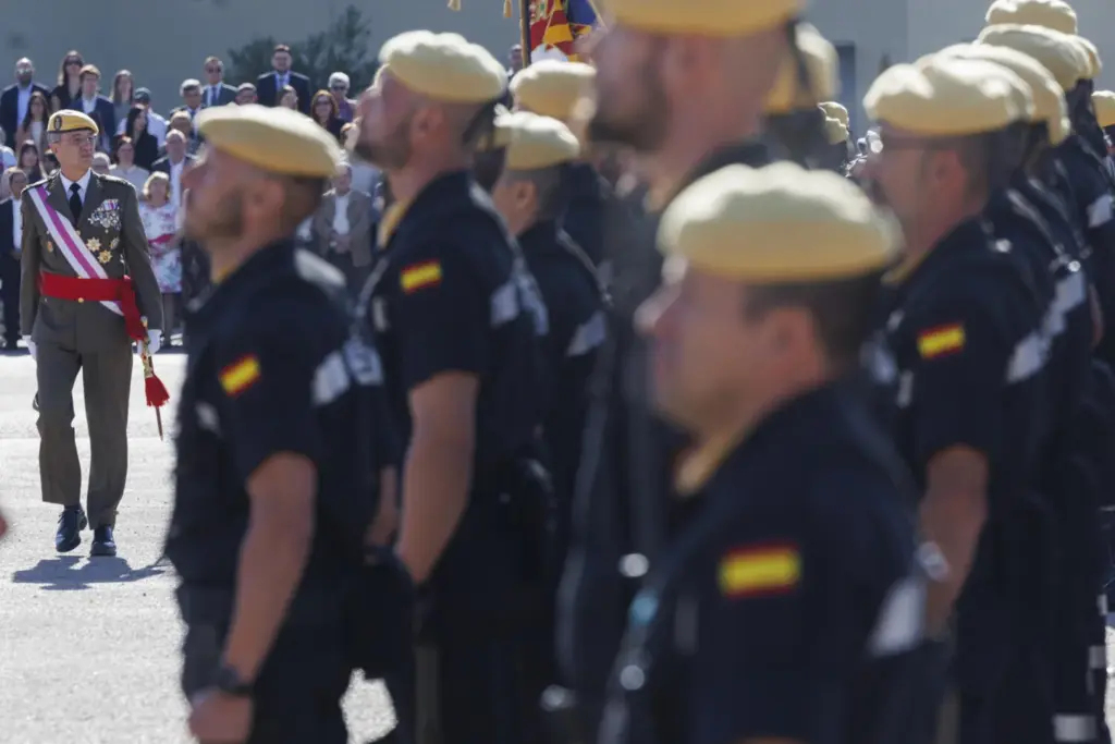 El teniente general jefe de la UME, Francisco Javier Marcos Izquierdo, pasa revista durante el acto de conmemoración este sábado del XX Aniversario de la Unidad Militar Emergencias en la Base Aérea de Torrejón, en Madrid