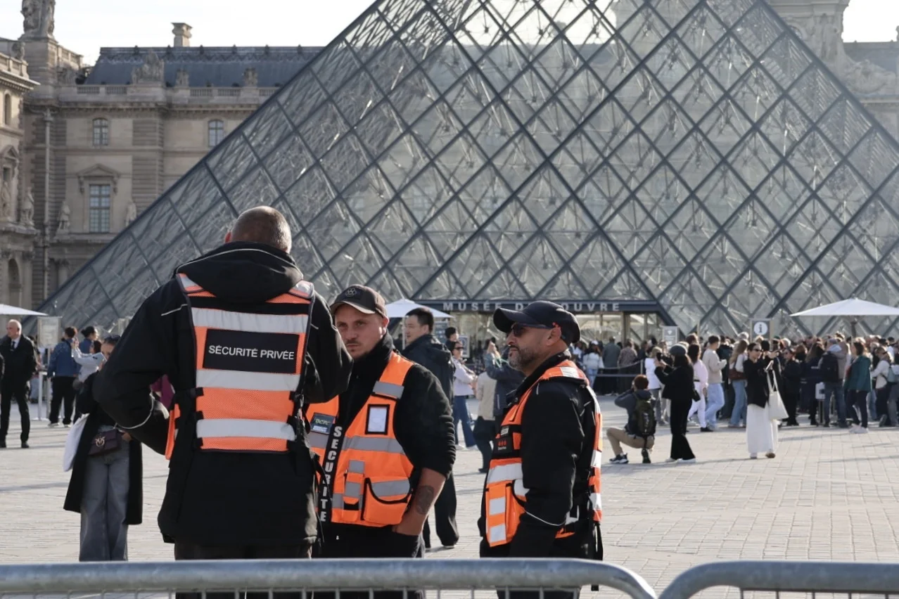 Cinco detenidos más por el robo en el Louvre