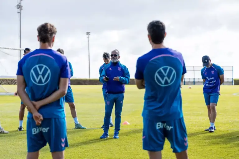 Álvaro Cervera valora «refrescar» a su equipo, pero sin cambiar el sistema