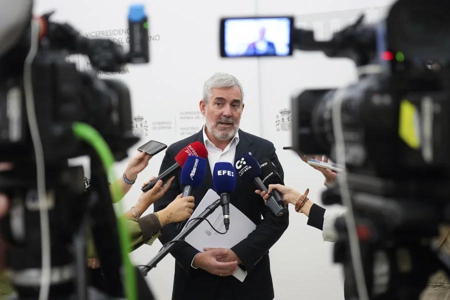 El presidente de Canarias, Fernando Clavijo, en declaraciones a los medios tras la reunión mantenida con la ministra de Hacienda, María Jesús Montero, para concretar la situación de las transferencias pendientes por parte del Estado y el grado de cumplimiento de los compromisos de la 'Agenda Canaria', este martes en la sede del Ministerio, en Madrid. EFE/ Borja Sánchez-Trillo