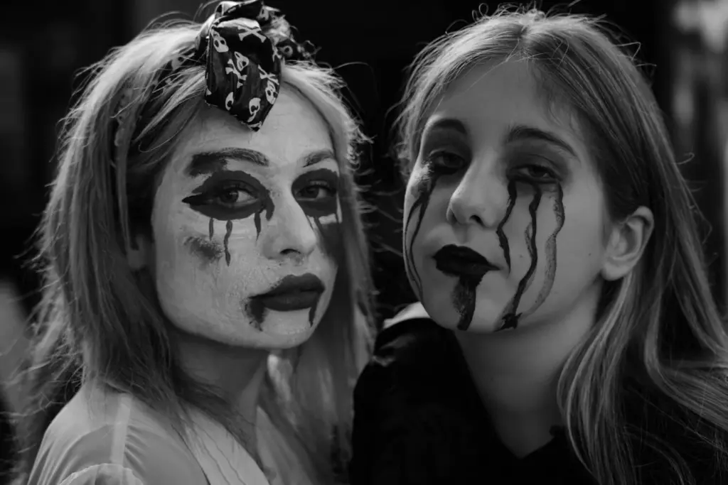 Imagen de archivo de dos chicas disfrazadas de Halloween