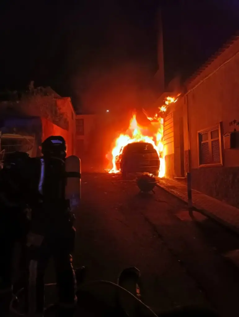 El incendio de un coche en Icod afecta a la fachada de una casa y al tendido eléctrico