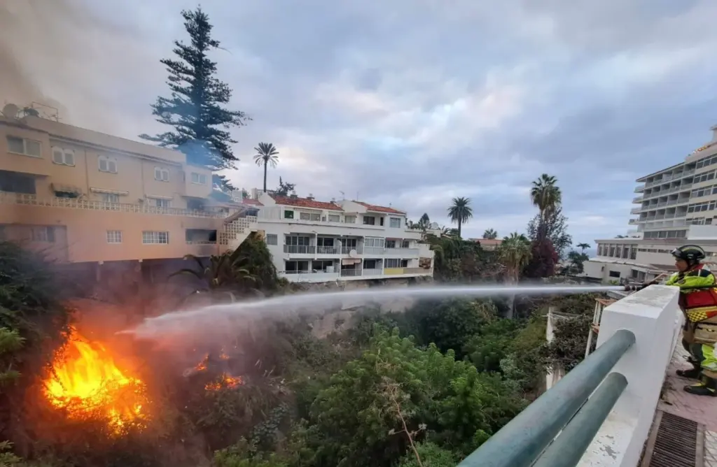 El incendio en el barranco Martiánez afectó a vegetación y una vivienda