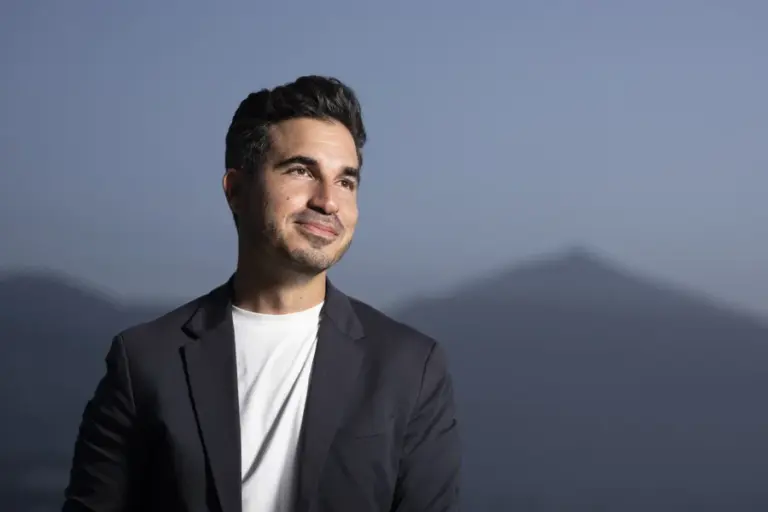 Tenerife protagonista en la nueva novela de Javier Castillo «El susurro del fuego»