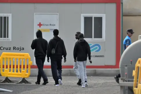 Rescatan 63 personas de una neumática a la deriva en Gran Canaria