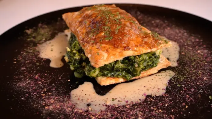 Milhoja de hojaldre con cremoso de espinacas y langostinos / La receta 'Como en casa' de RTVC