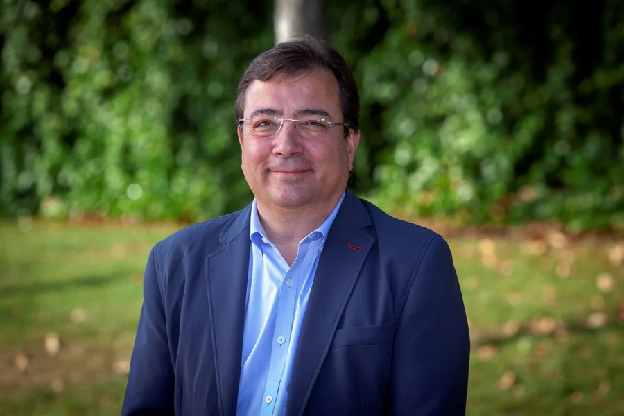El expresidente de la Junta de Extremadura, el socialista Guillermo Fernández Vara, ha fallecido este domingo según ha informado el PSOE de Extremadura en su cuenta oficial de X. En la imagen, Fernández Vara durante una entrevista con la Agencia EFE en Mérida, el 23 de mayo de 2019. EFE/Archivo/Jero Morales