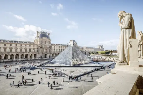 El Louvre declara el cierre provisional del museo tras un robo este domingo