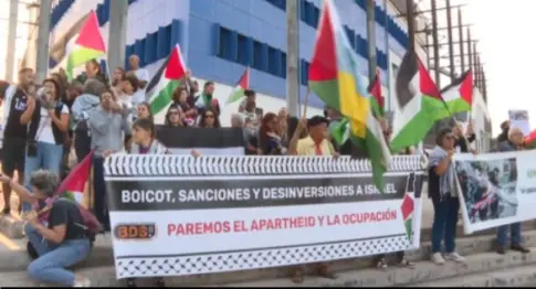 Cacerolada a las puertas del Santiago Martín por el partido contra el Herzliya israelí