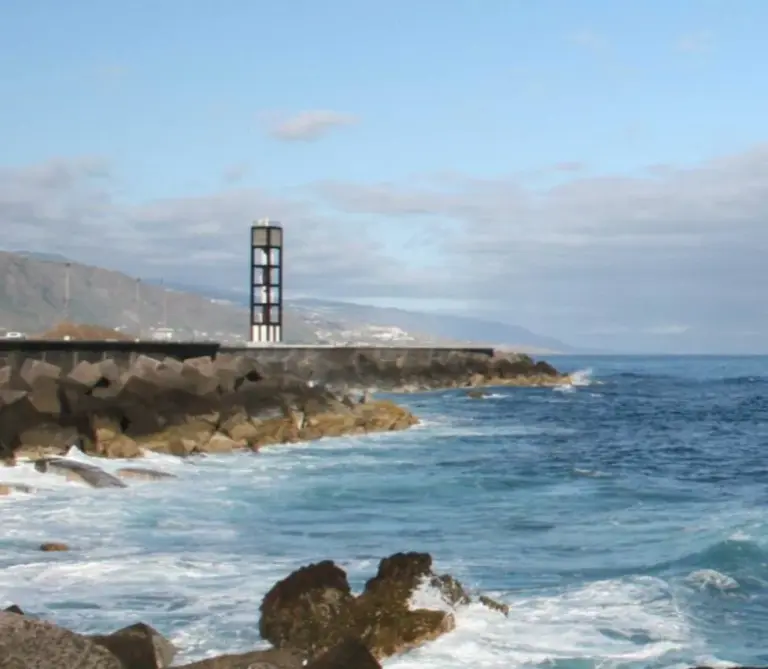 Un herido grave tras caer en la zona de los prismas en Puerto de la Cruz