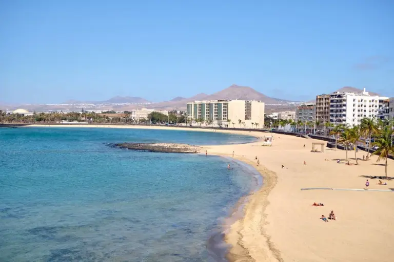 Continúa cerrada al baño la playa de El Reducto, en Arrecife
