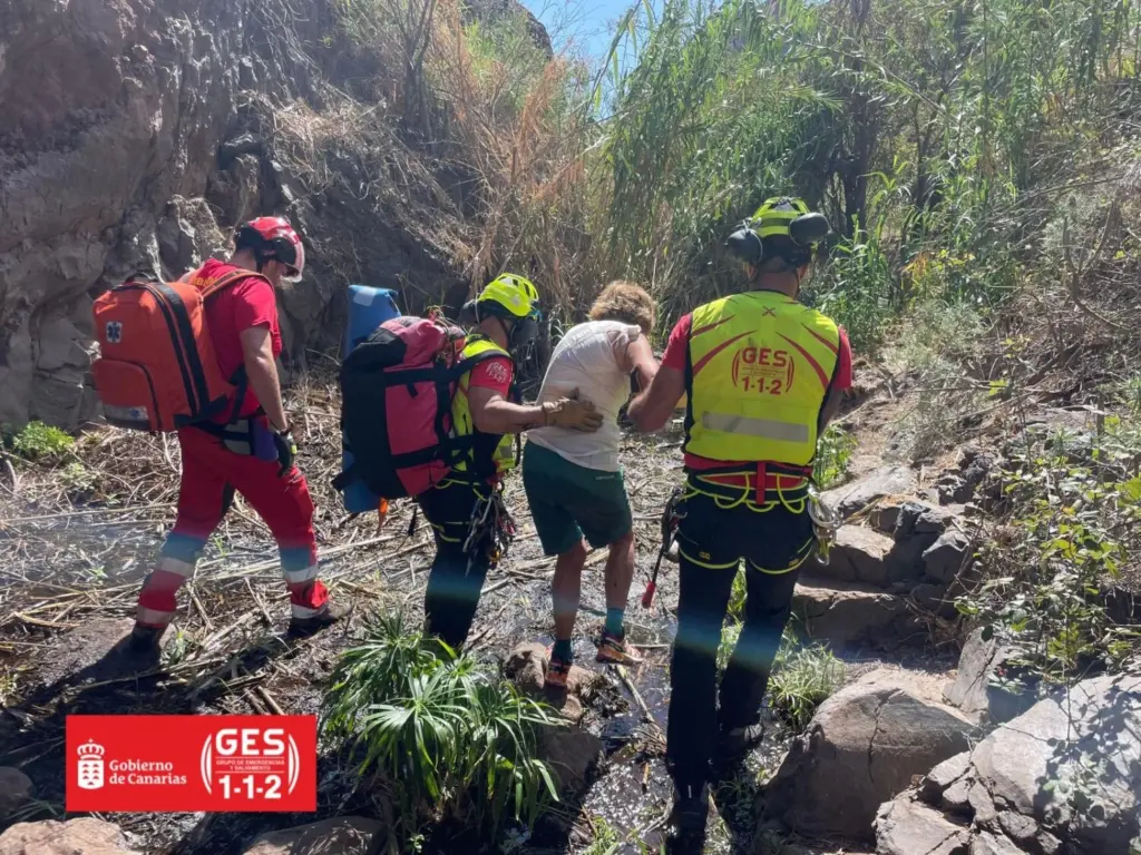 La mujer fue rescatada por el helicóptero del GES y trasladada hasta la helisuperficie cercana hospital