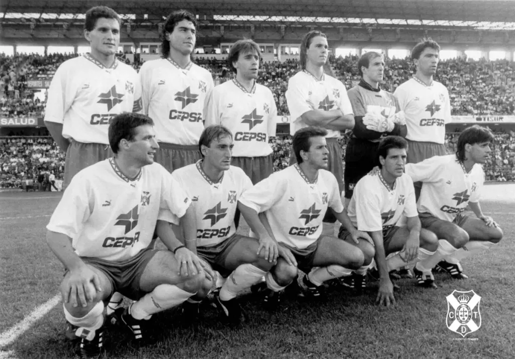 J.M. Ochotorena forma en su partido de debut con el CD Tenerife, en el Estadio (25/10/1992), ante el CD Logroñés. (JUAN GARCÍA CRUZ/ACAN)