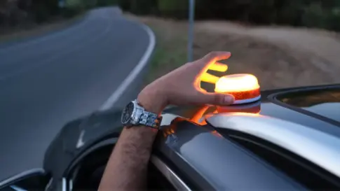 La luz de emergencia V-16 conectada a la DGT será obligatoria a partir del 1 de enero