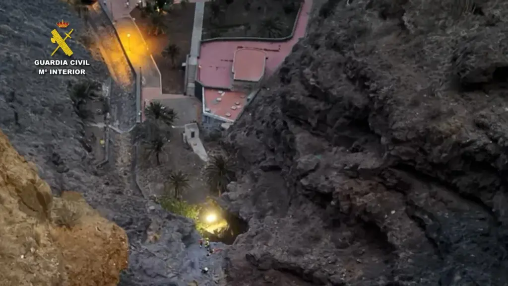 La Guardia Civil participa en el simulacro de rescate de un espeleólogo en el barranco de La Nea