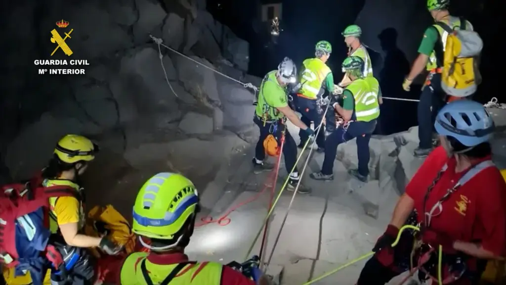 La Guardia Civil participa en el simulacro de rescate de un espeleólogo en el barranco de La Nea