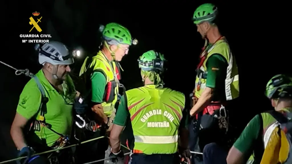 La Guardia Civil participa en el simulacro de rescate de un espeleólogo en el barranco de La Nea